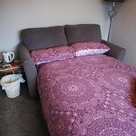 Отель Little Cosy Cwtsh Pontyclun Экстерьер фото