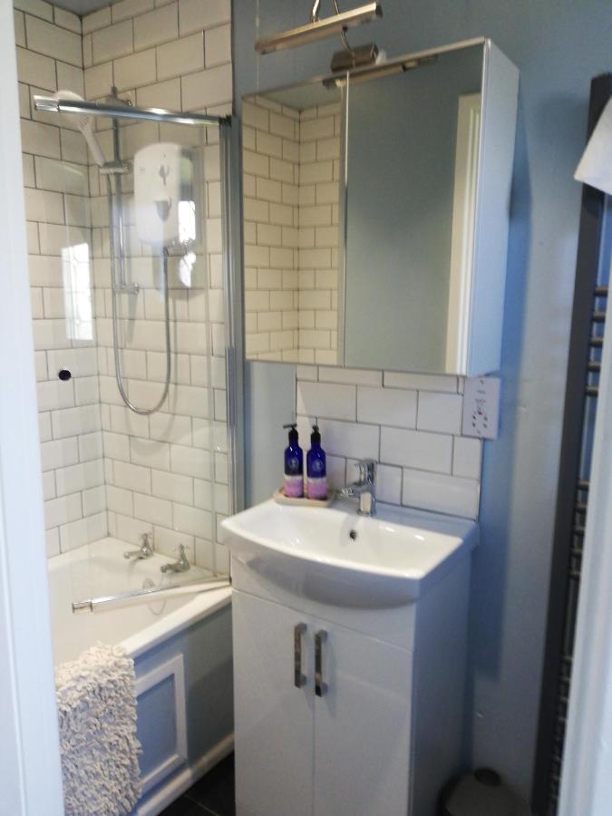Отель Little Cosy Cwtsh Pontyclun Экстерьер фото