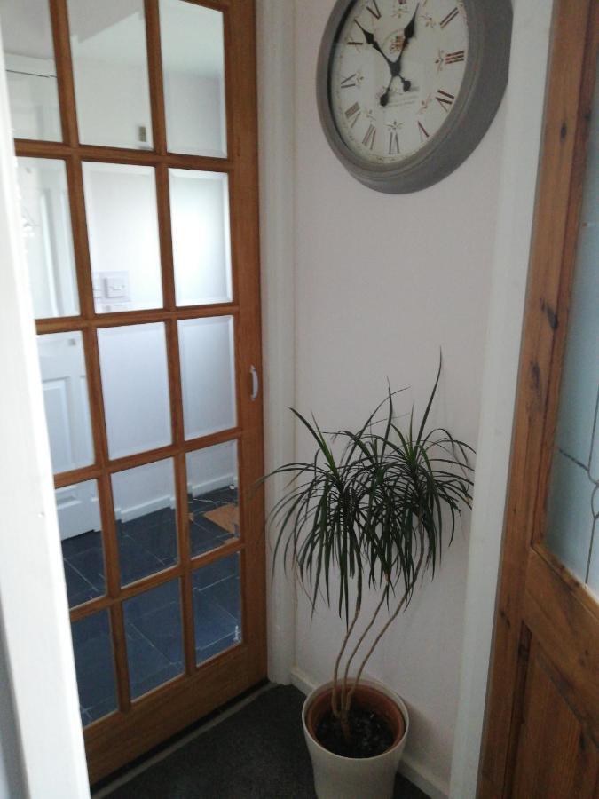 Отель Little Cosy Cwtsh Pontyclun Экстерьер фото