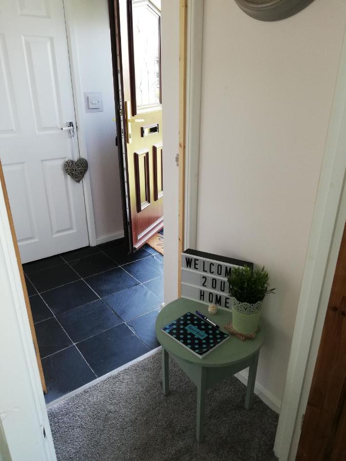 Отель Little Cosy Cwtsh Pontyclun Экстерьер фото