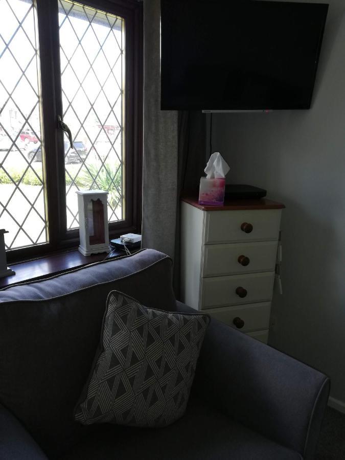Отель Little Cosy Cwtsh Pontyclun Экстерьер фото