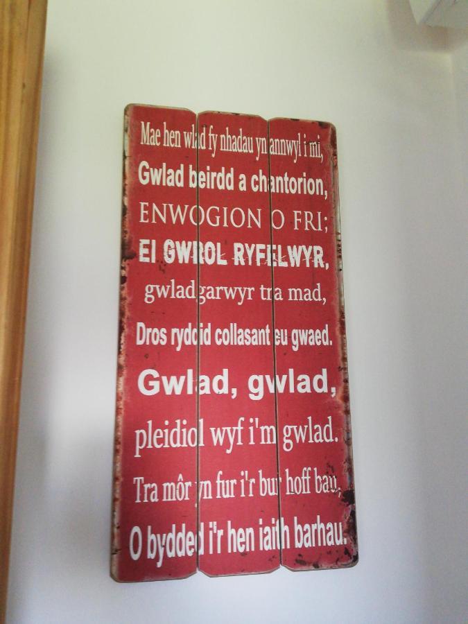 Отель Little Cosy Cwtsh Pontyclun Экстерьер фото